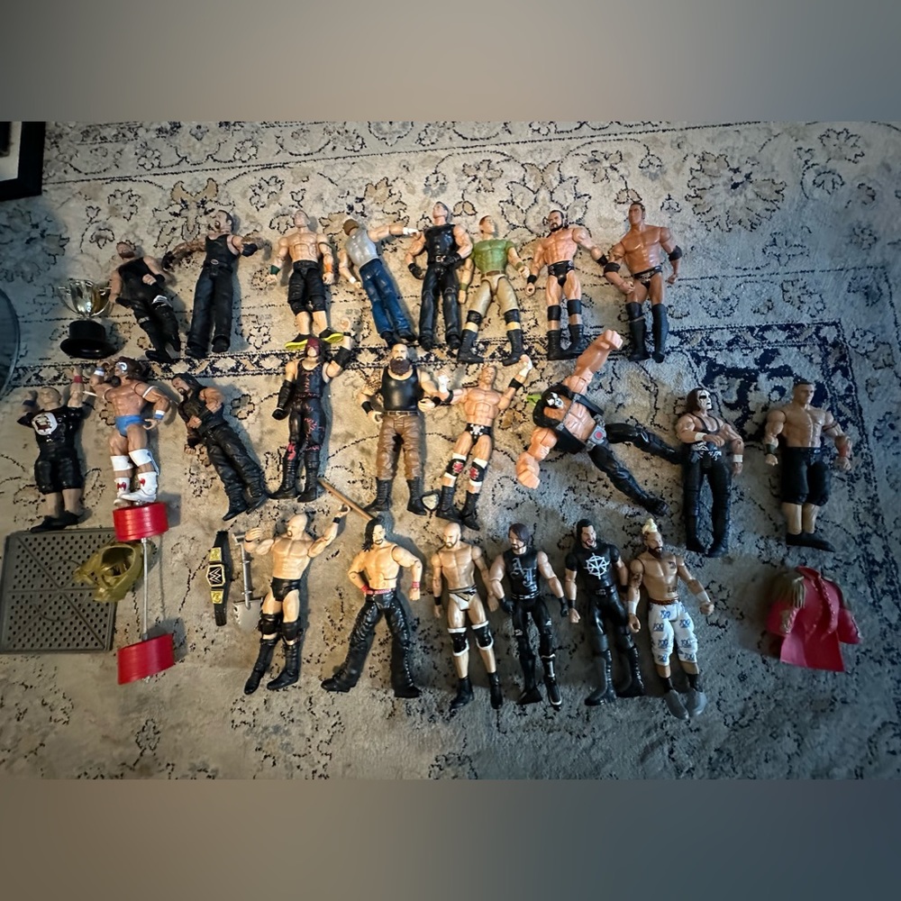 23 wrestling WWE figures and some accessories